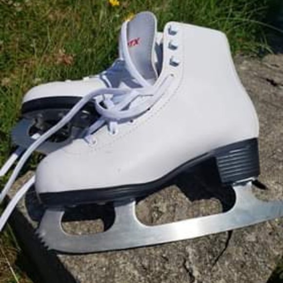 Girls skates - Picture 1 of 1